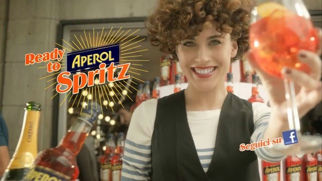 Aperol-Spritz-Kampagne mit einem erhobenen Glas